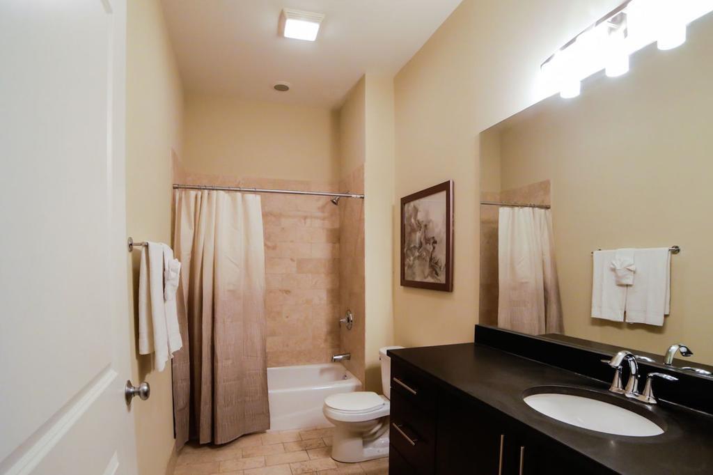 Two-bedroom On N Halsted Street Apt 302 Apartment *