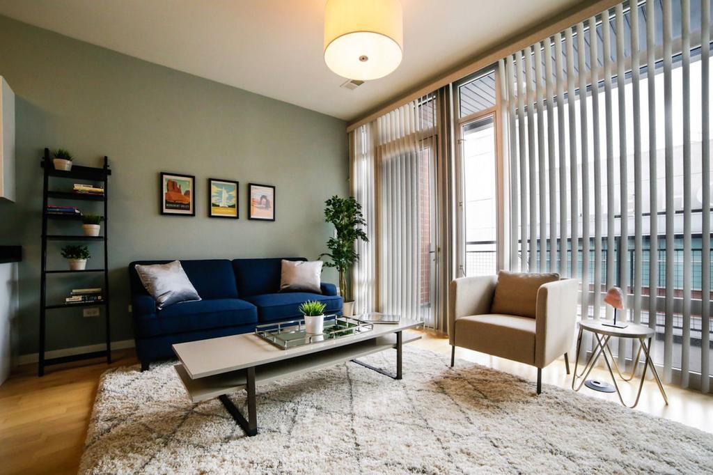 Two-bedroom On N Halsted Street Apt 301 Apartment *