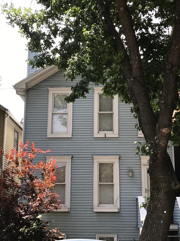 3 Bedroom Spacious In Ideal Location W Free Parking Back Yard Pets Welcome Holiday home *