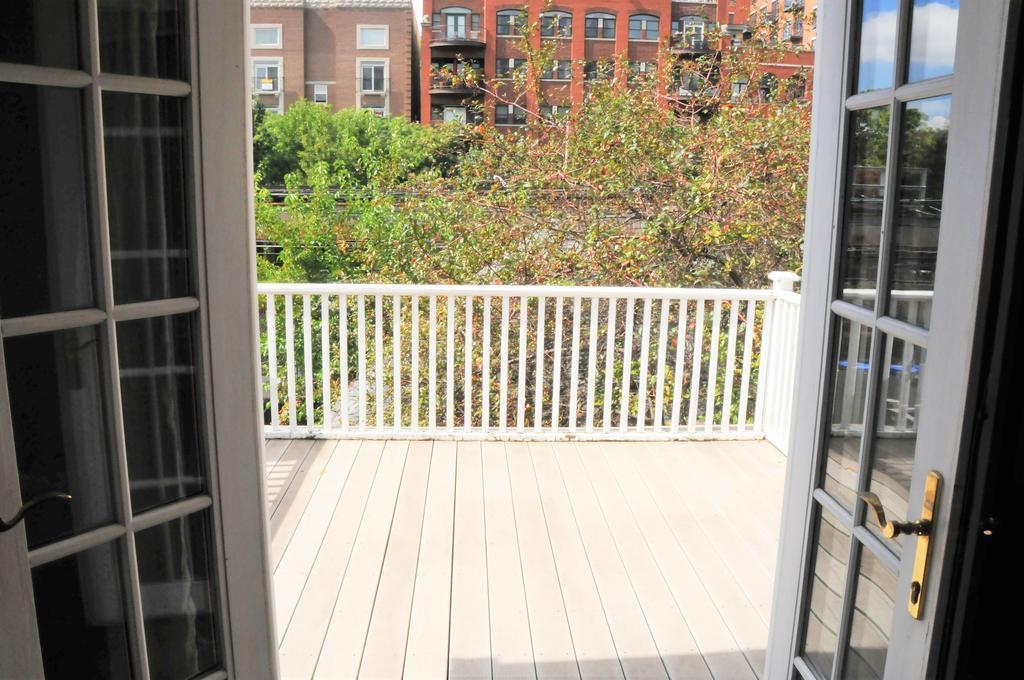 Holiday home 3 Bedroom Spacious In Ideal Location W Free Parking Back Yard Pets Welcome Chicago