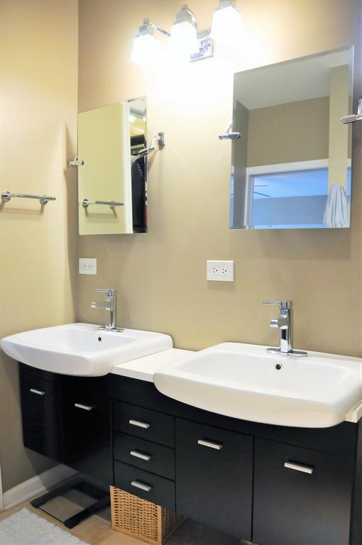 Holiday home 3 Bedroom Spacious In Ideal Location W Free Parking Back Yard Pets Welcome *