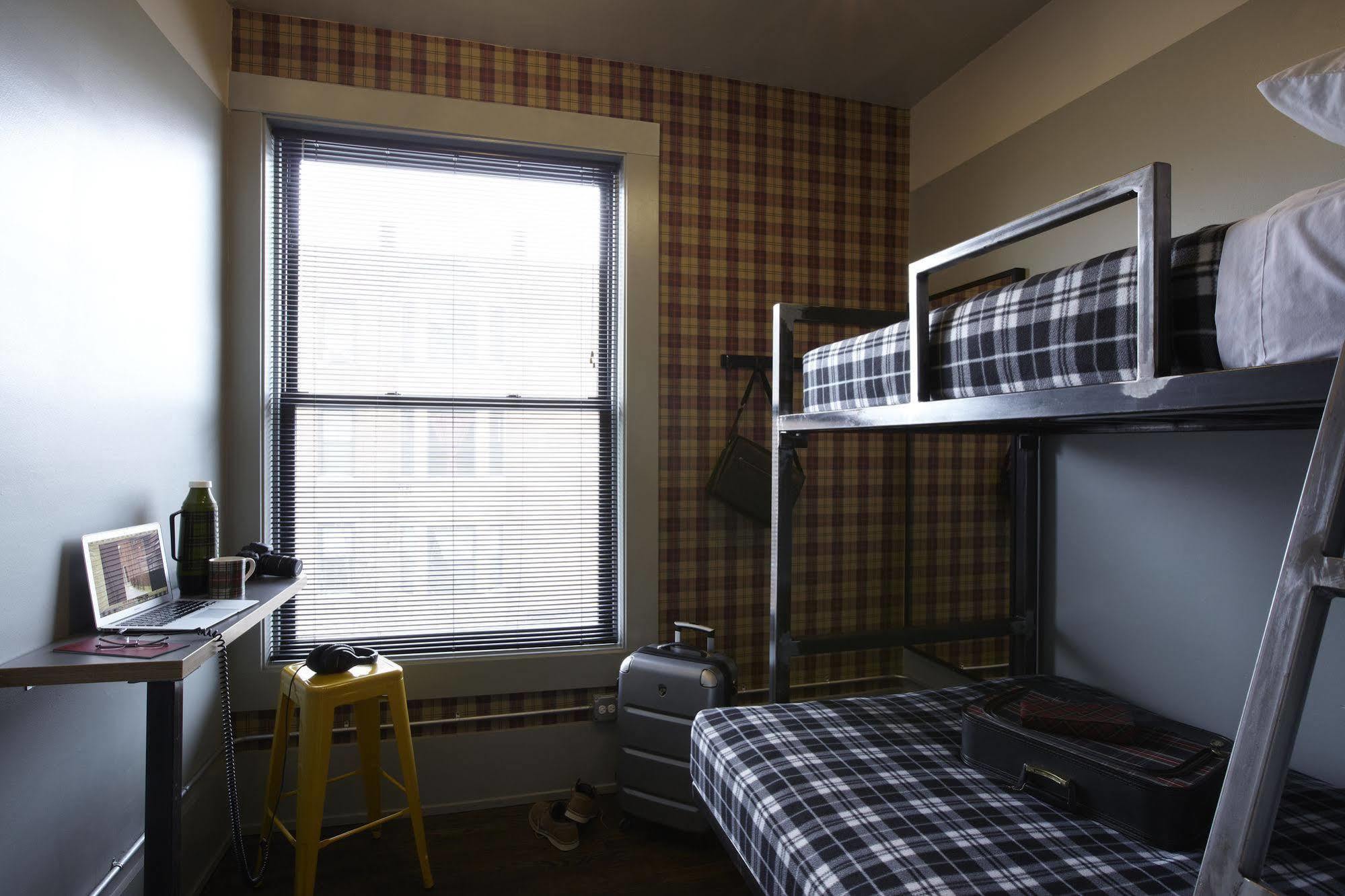 Holiday Jones Albergue Chicago