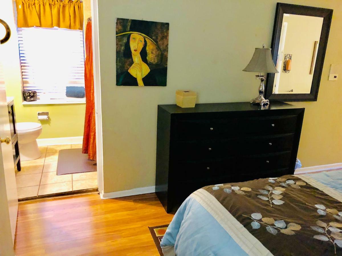 Old Town Junior One Bedroom #1r Apartment Chicago