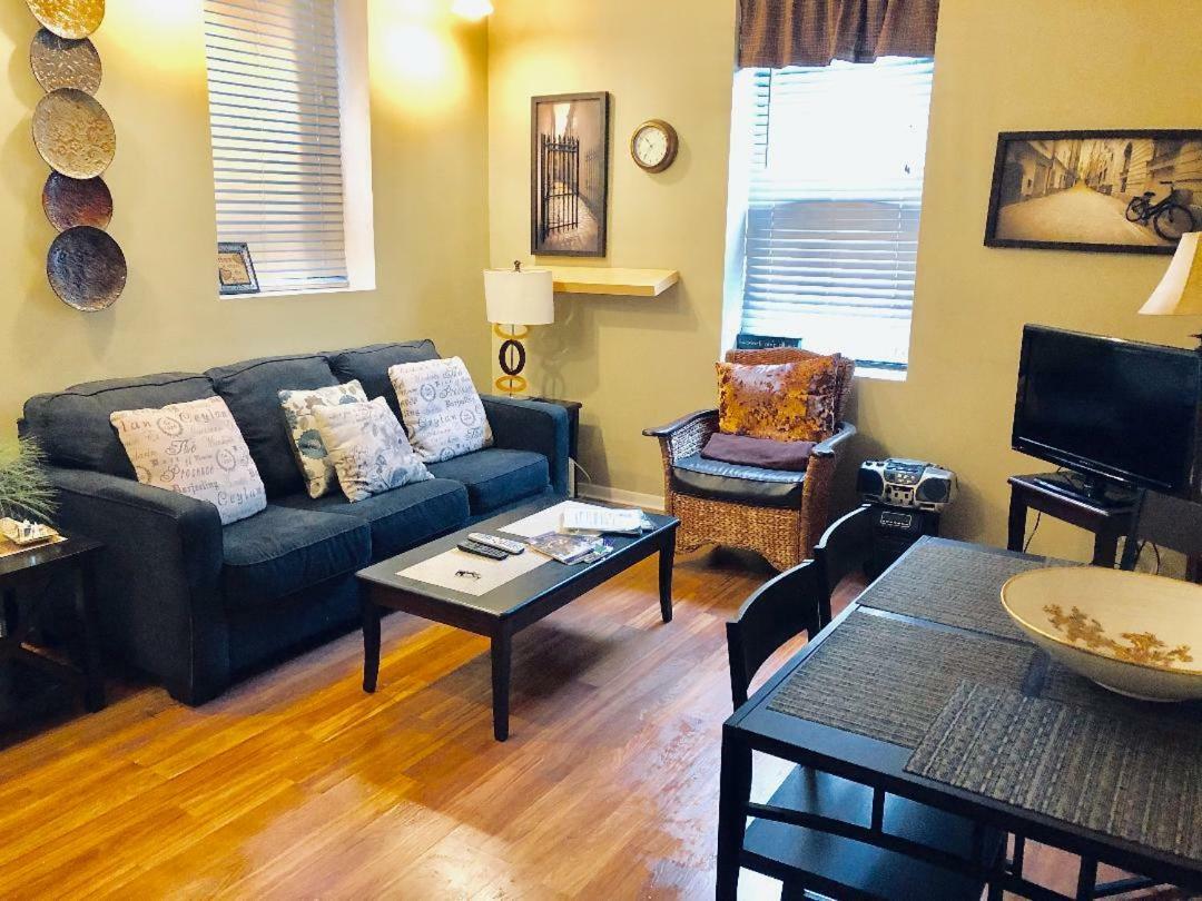 Old Town Junior One Bedroom #1r Apartment Chicago