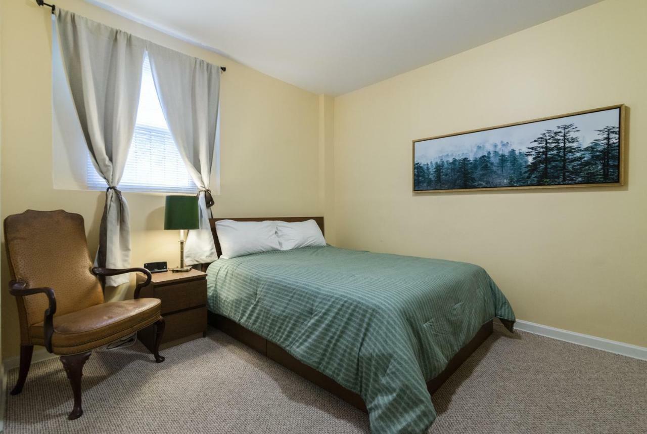 1549 North Maplewood Avenue *