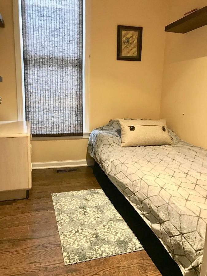 Holiday home 3 Bedroom Spacious In Ideal Location W Free Parking Back Yard Pets Welcome Chicago
