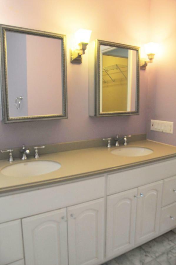 4 Bedroom In Location Parking Fireplace Back Yard Pets Welcome Hébergement de vacances