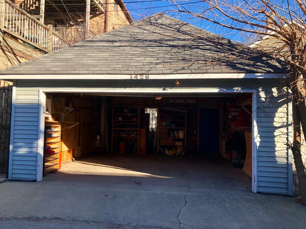 3 Bedroom Spacious In Ideal Location W Free Parking Back Yard Pets Welcome Holiday home *