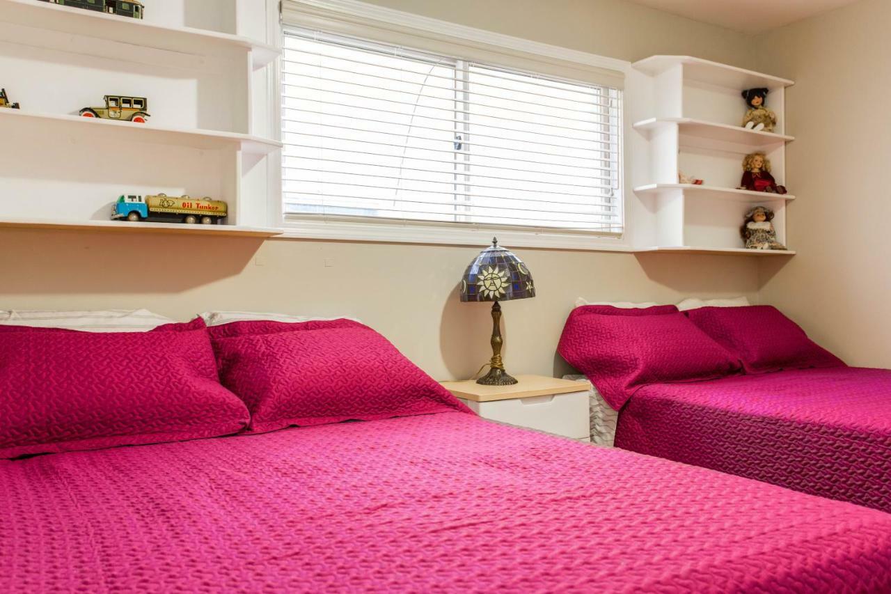 Hébergement de vacances 4 Bedroom In Location Parking Fireplace Back Yard Pets Welcome