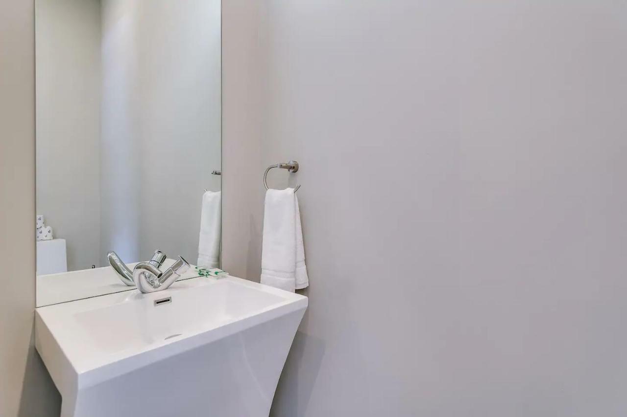 Stunning Duplex - Downtown River North Apartment *