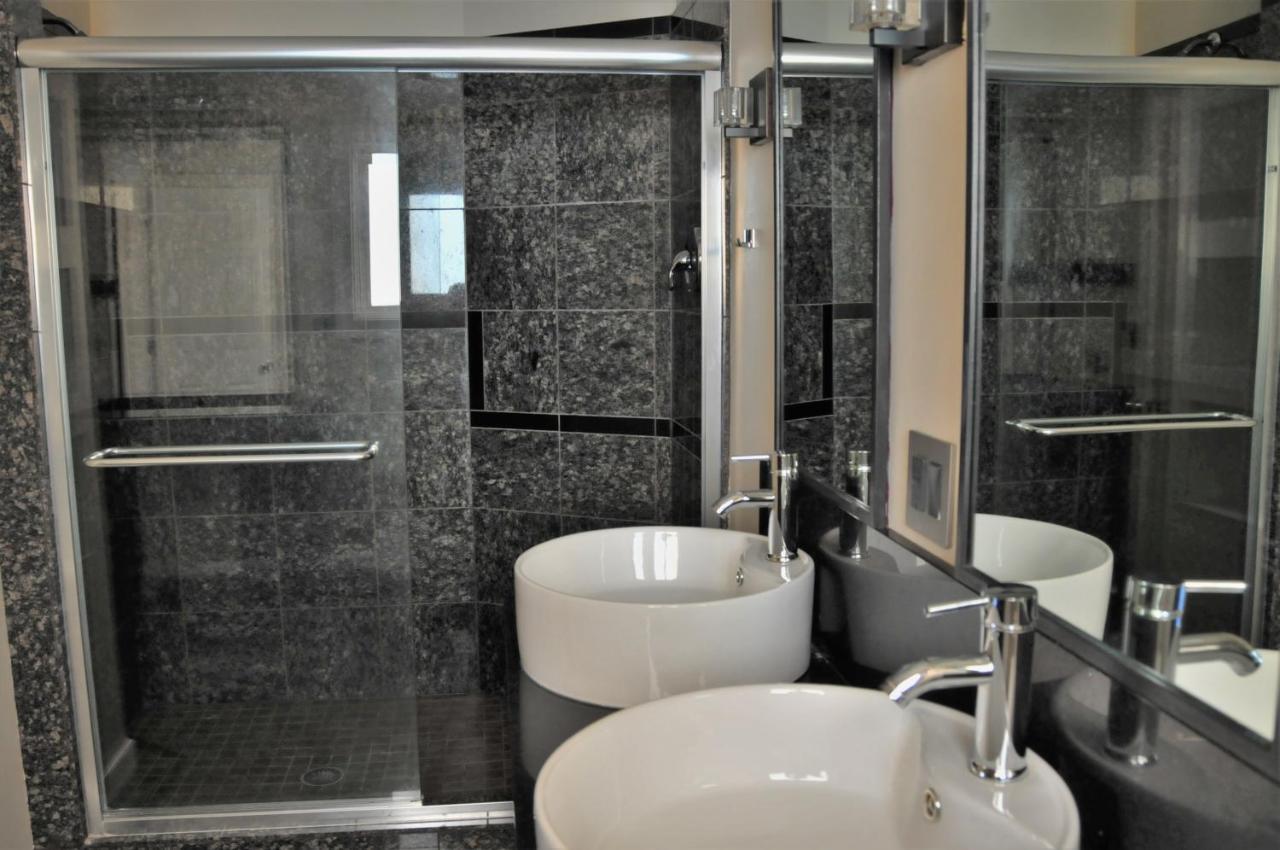 Hébergement de vacances 4 Bedroom In Location Parking Fireplace Back Yard Pets Welcome