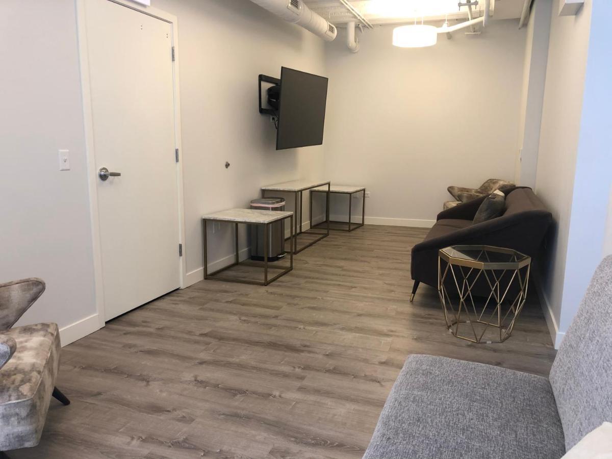 Gia Modern Luxury Suites Near Loyola University *