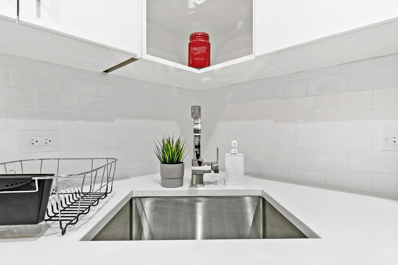 1br Stylishly Furnished In Lakeview - Oakdale 1s Apartment