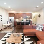 2Br Airy & Tidy Apt With Free Covered Parking - Central Modern