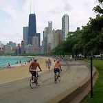 2Br Airy & Tidy Apt With Free Covered Parking - Central Modern