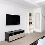 Frontdesk Debonair Studio Apt With City View