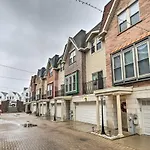 Stunning Chicago Townhome About 9 Mi To Downtown!