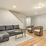 Stunning Chicago Townhome About 9 Mi To Downtown!