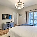 Stunning Chicago Townhome About 9 Mi To Downtown!