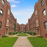 2Br Lively & Chic Apartment Close To Shops - Touhy 3S