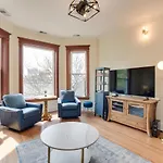Chic About 1 Mi To Wrigley Field! Apartment