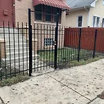 Cheerful Bedroom Free Parking Approx 15 Mins To Downtown Chicago!