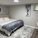 Modern 3 Bedroom Close To Downtown Apartment *