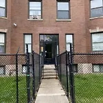 Modern 3 Bedroom Close To Downtown Apartment Chicago