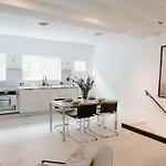 Lincoln\'S Guesthouse-Brand New & Amazing Location!