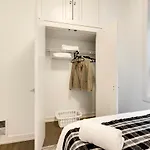 Queen Bed In A Modern Apt With Games