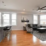 Contemporary Apt In Irving Park