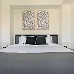 Gold Coast 1Br W Grills Gym Nr Shops Park Chi-949