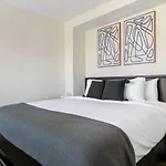 Gold Coast 1Br W Grills Gym Nr Shops Park Chi-949
