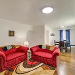 Convenient Chicago Vacation Rental With Office!