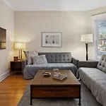 Casa Aville Is A 3-Bed 2-Bath With Large Dining Room And Ez Car Parking In Center Of Andersonville!