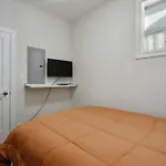 Casa Aville Is A 3-Bed 2-Bath With Large Dining Room And Ez Car Parking In Center Of Andersonville!