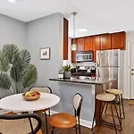 Modern Comfort 2 Bd Condo In Iconic Lincoln Square Condo