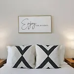 Apartment Warm & Inviting 2br - Fullerton 1b Chicago