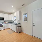 City-View Chicago 3-Br Rooftop