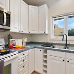 City-View Chicago 3-Br Rooftop