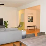 Stunning 3Br Chicago Apt Close To Shopping Center
