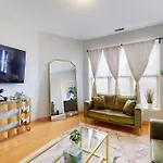 Chic Green L Near Downtown & Il Medical District