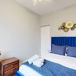 Chic Green L Near Downtown & Il Medical District