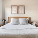 Apartment Gold Coast W Doorman Gym 2 Blocks To L Chi-917 Chicago