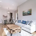 Immaculate Brand New Penthouse Holiday home Chicago