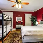 Brownstone In Gold Coast - Downtown