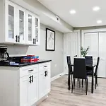 Brand New Luxury Cozy Garden Unit