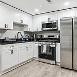 Brand New Luxury Cozy Garden Unit