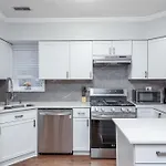 Beautiful Remodeled Penthouse Unit In Old Town