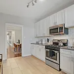 Roomy & Inviting 3Br Chicago Apartment - 53Rd St 2E